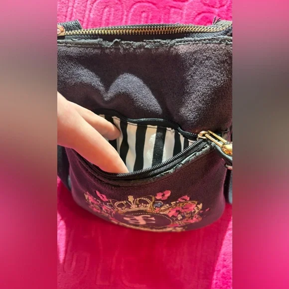 Juicy Couture Black Crossbody Bag Y2K Crest Logo - Picture 11 of 16